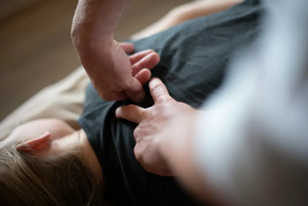 Osteopath behandelt Nackenverspannungen. Ein leichter Muskelkater nach Osteopathie ist normal und zeigt, dass die Behandlung wirkt.