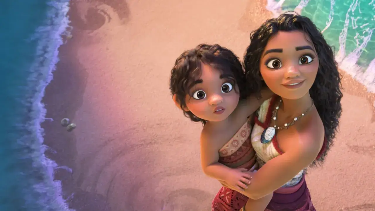 Moana z dzieckiem na plaży. Idealne filmy dla 6 latka, pełne przygód i magii.