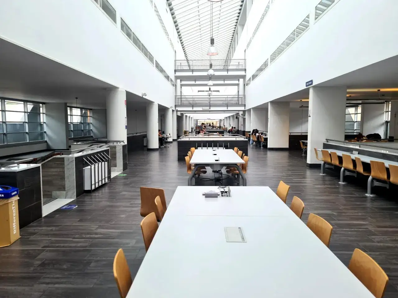 Un'aula studio moderna, ideale per chi pensa a perchè studiare giurisprudenza. Tavoli luminosi e sedie accoglienti invitano alla concentrazione.