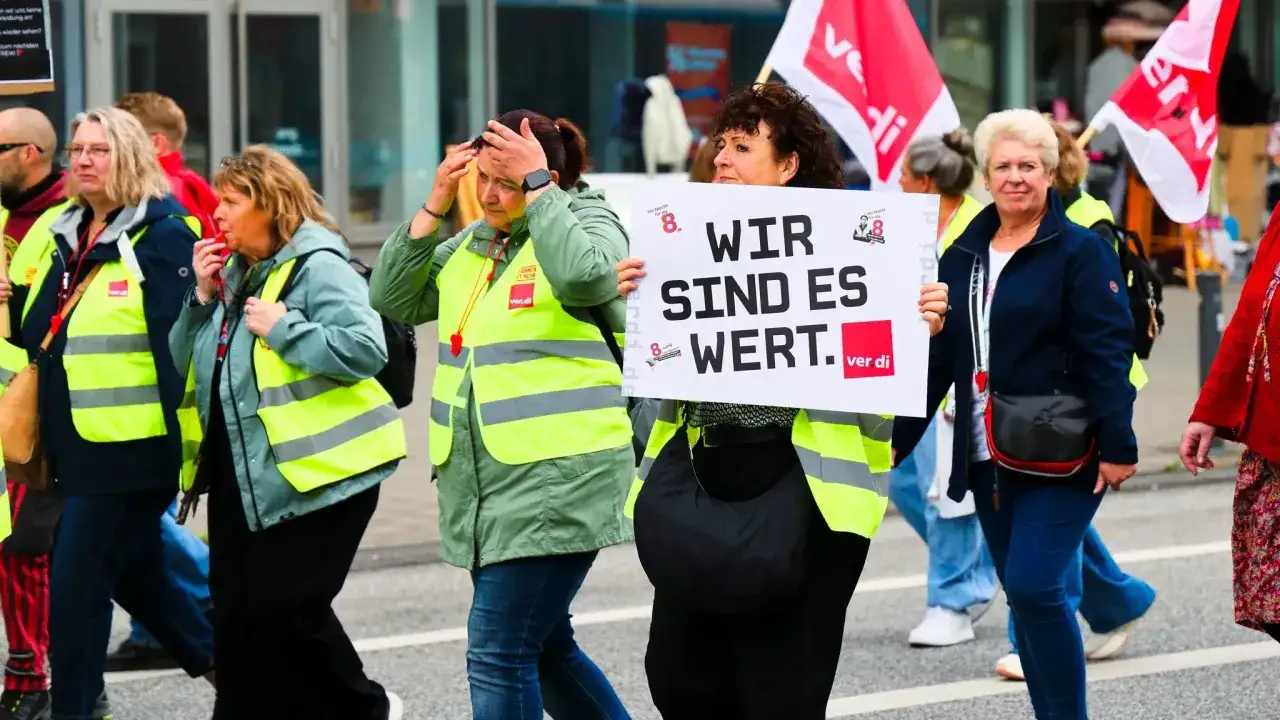 Demonstranten fordern besseren tarif einzelhandel bw. Sie tragen Warnwesten und Schilder mit der Aufschrift 