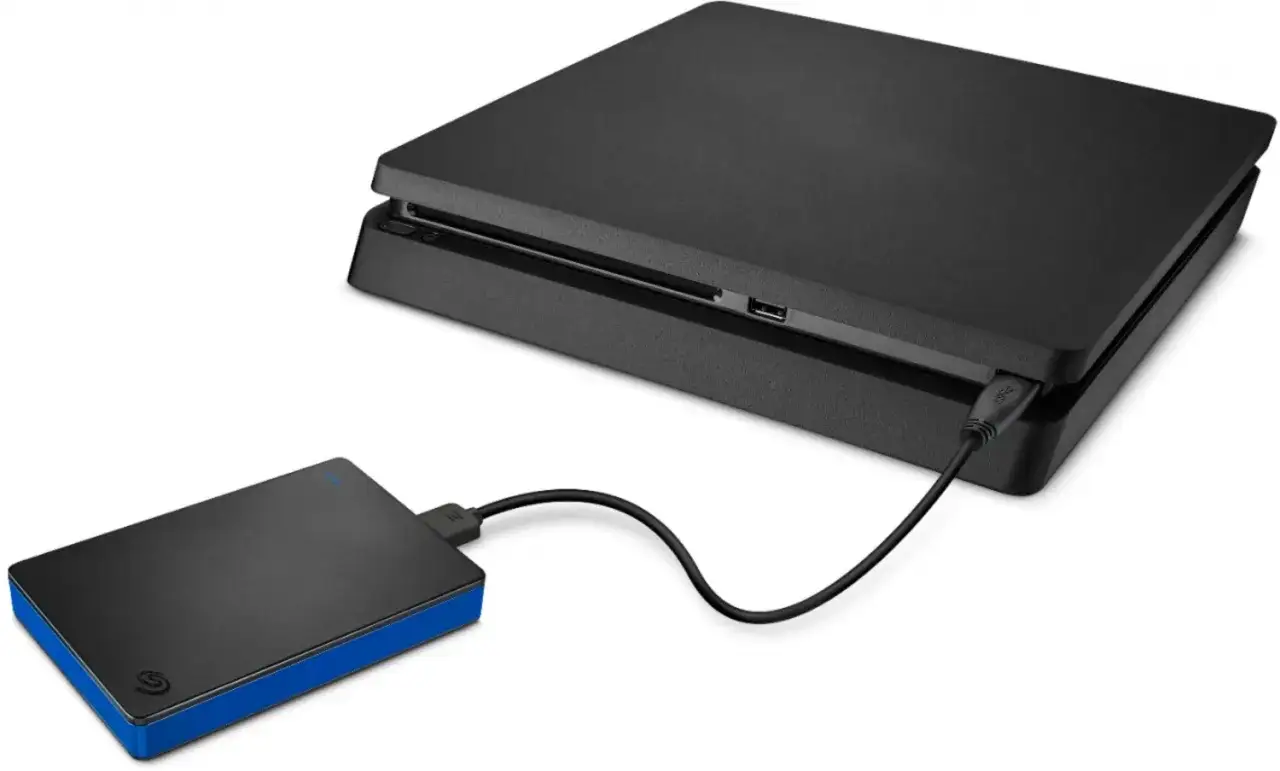 Czarny dysk zewnętrzny Seagate podłączony do konsoli PS5. Więcej miejsca na gry!