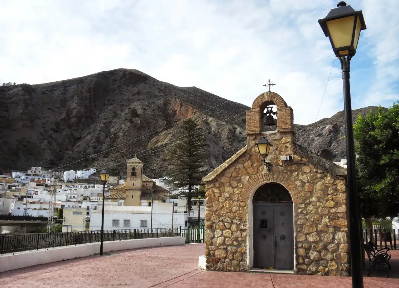 Peque&ntilde;a ermita de piedra y campanario en Alboloduy, un pueblo blanco andaluz a los pies de una monta&ntilde;a. Descubre qu&eacute; ver en Alboloduy.