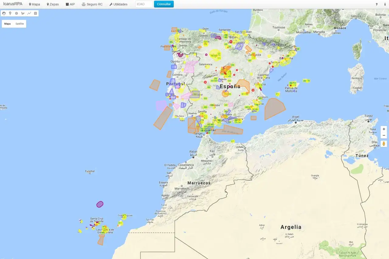 Mapa z zaznaczonymi strefami lotów dronem w Hiszpanii i Portugalii. Widoczne są obszary z ograniczeniami i zezwoleniami na **latanie dronem w Hiszpanii**.