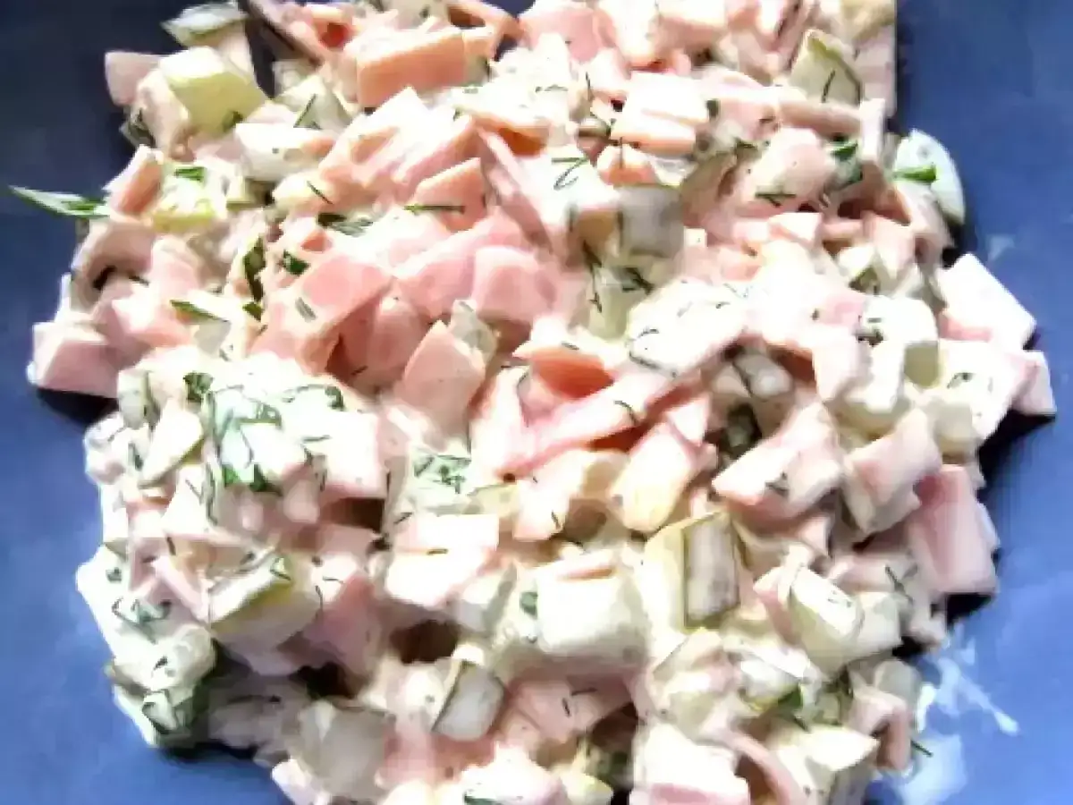 Ein leckeres Fleischsalat-Rezept: Wurstwürfel, Gewürzgurken und Dill in cremiger Mayonnaise.