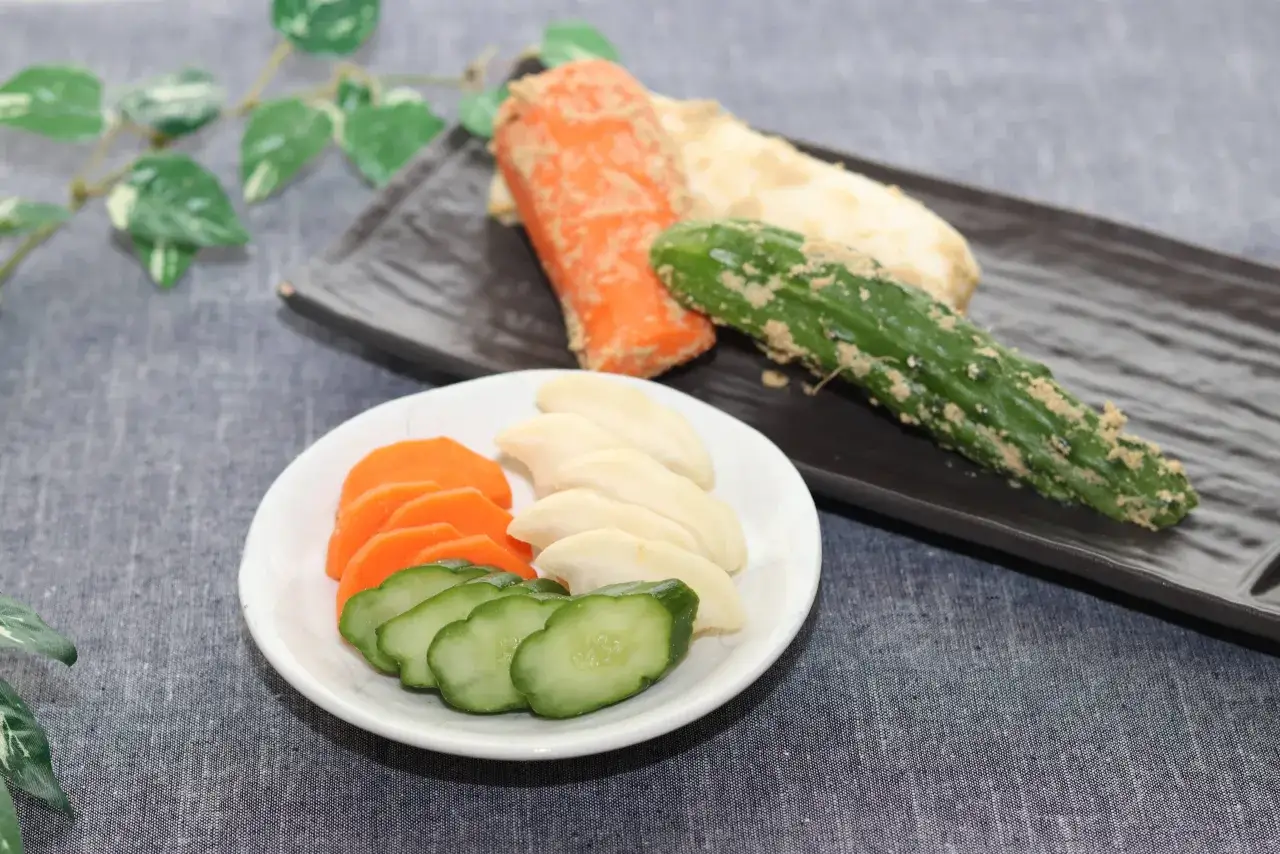 Frisch eingelegtes Gem&uuml;se: Karotten, Gurken und Rettich, bereit f&uuml;r ein Tsukemono-Rezept.