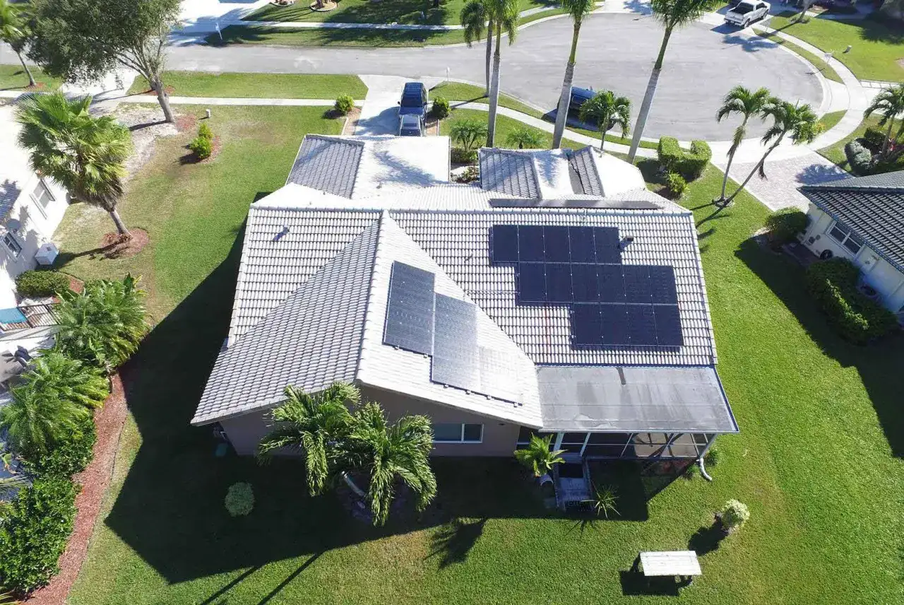 Tejado con paneles solares, mostrando las ventajas de la energ&iacute;a solar para un hogar sostenible.