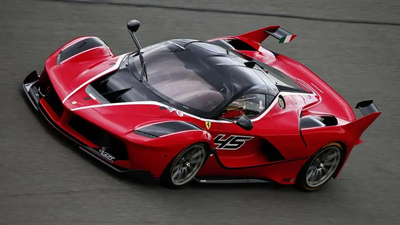 Czerwone Ferrari FXX K z czarnymi akcentami i numerem 45 pędzi po torze.