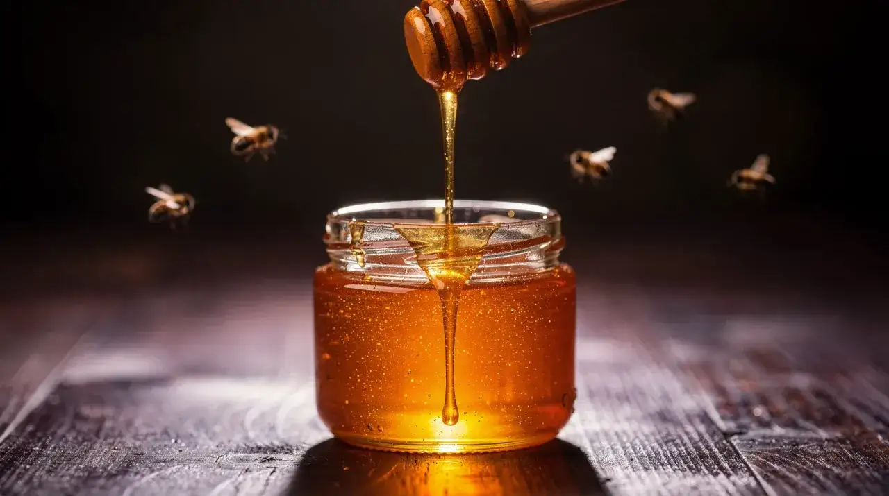 Un tarro de miel dorada, con abejas revoloteando, es como soñar con miel.