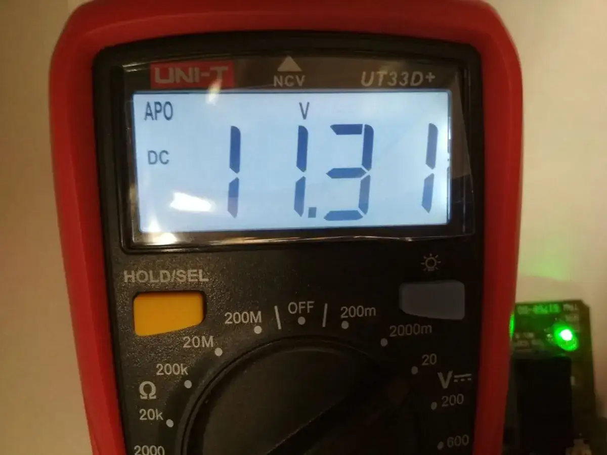 Multimetr pokazuje 11.31V DC. To część procesu, jak sprawdzić przekaźnik, mierząc napięcie.