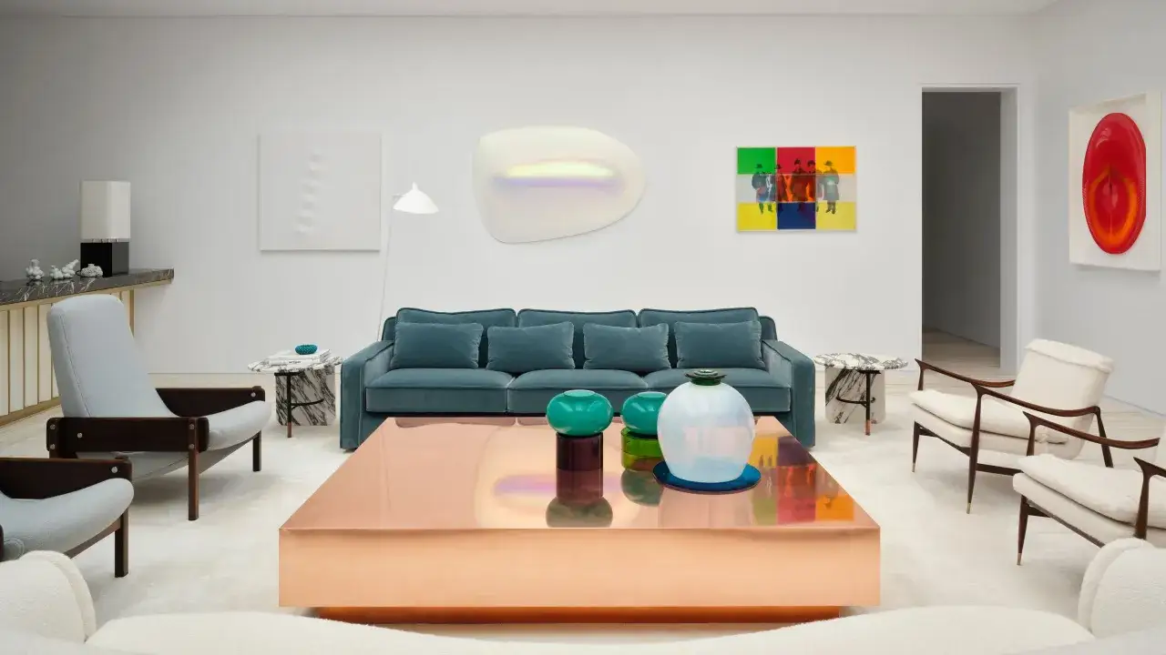 Un salotto moderno con divani eleganti, tavolino in rame e opere d'arte astratte. Un esempio di divani e design che definiscono uno spazio.