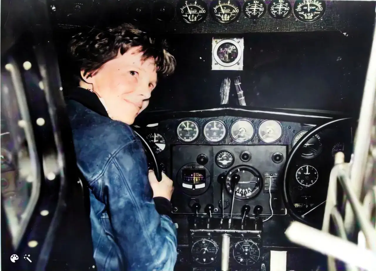 Amelia Flygare ler i cockpiten, redo för ett nytt äventyr i luften.