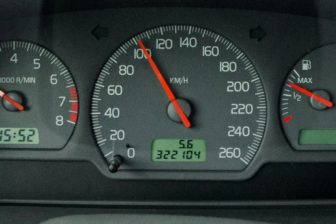 Prędkościomierz pokazuje 100 km/h. Czy większe koła zwiększają prędkość? Ten wskaźnik sugeruje, że tak, bo auto jedzie szybko!