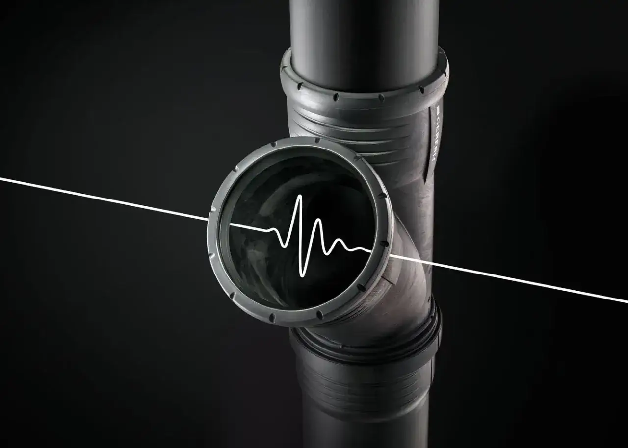 Un tubo di scarico con un'onda sonora bianca all'interno, che illustra perch&eacute; lo scarico del bagno fa rumore.