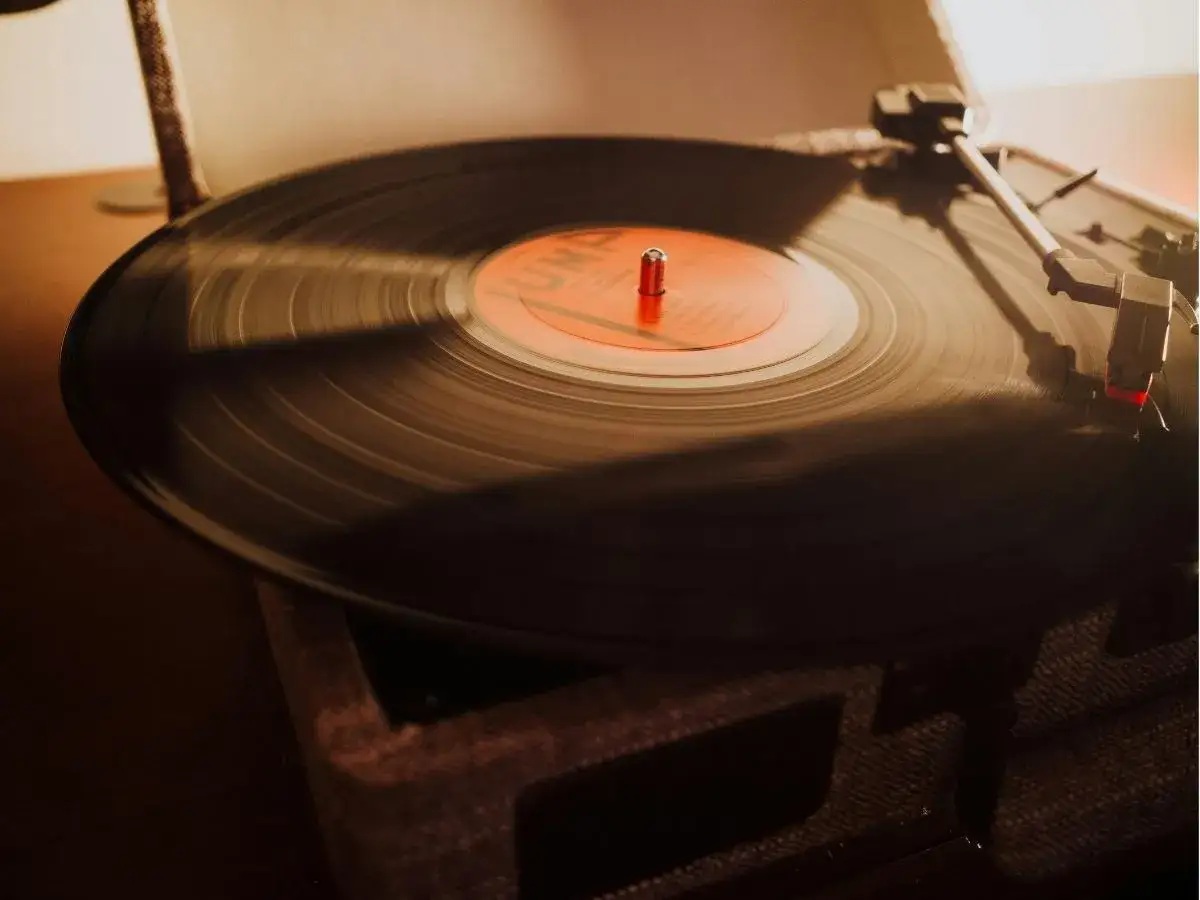 Odkryj, jak działa płyta winylowa: igła porusza się po rowkach, odtwarzając muzykę. Klasyczny gramofon w akcji.