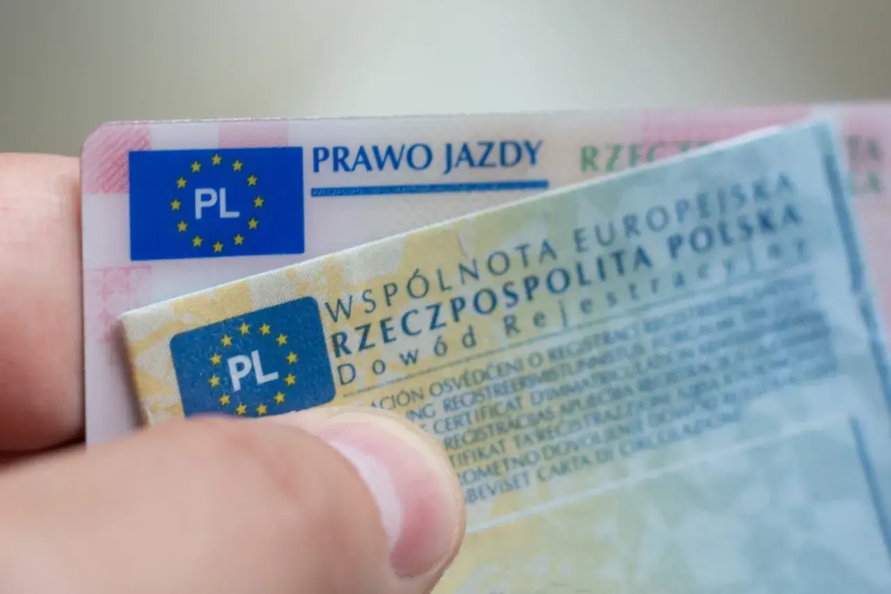Ważność dowodu rejestracyjnego i prawa jazdy jest kluczowa. Dokumenty z flagą PL potwierdzają polskie pochodzenie pojazdu.