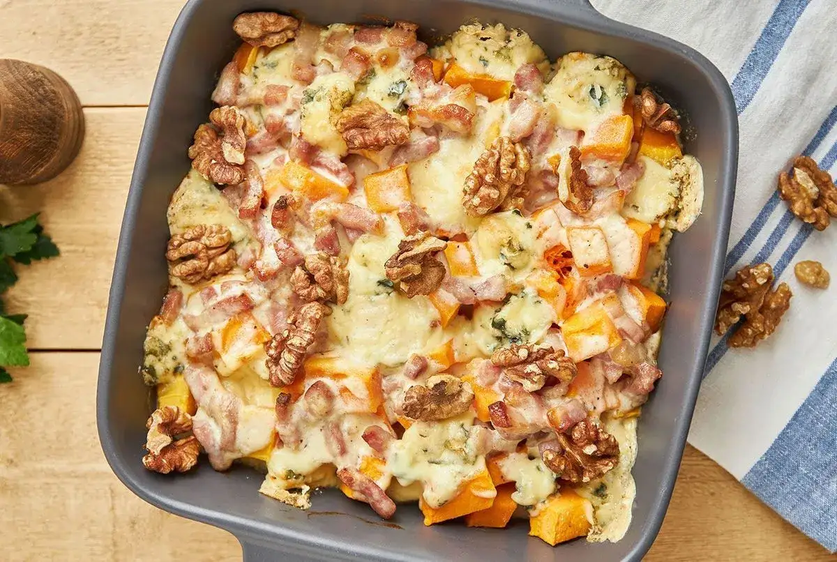 Gratin de courge butternut, lardons, noix et &eacute;clats de Fourme d'Ambert, fondant et savoureux.