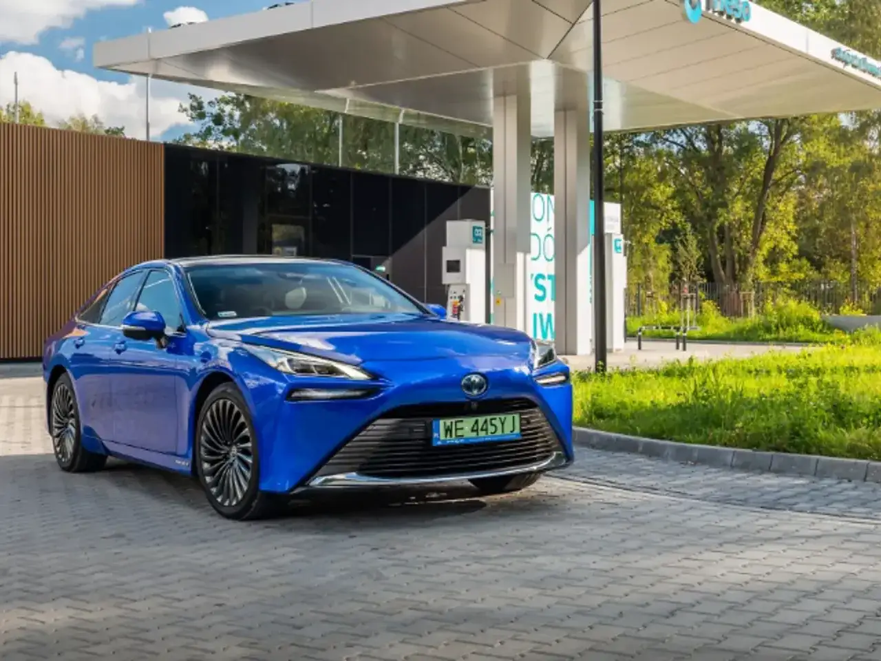 Niebieska Toyota Mirai na stacji wodorowej. Sprawdź aktualną toyota mirai cena i dołącz do przyszłości motoryzacji.
