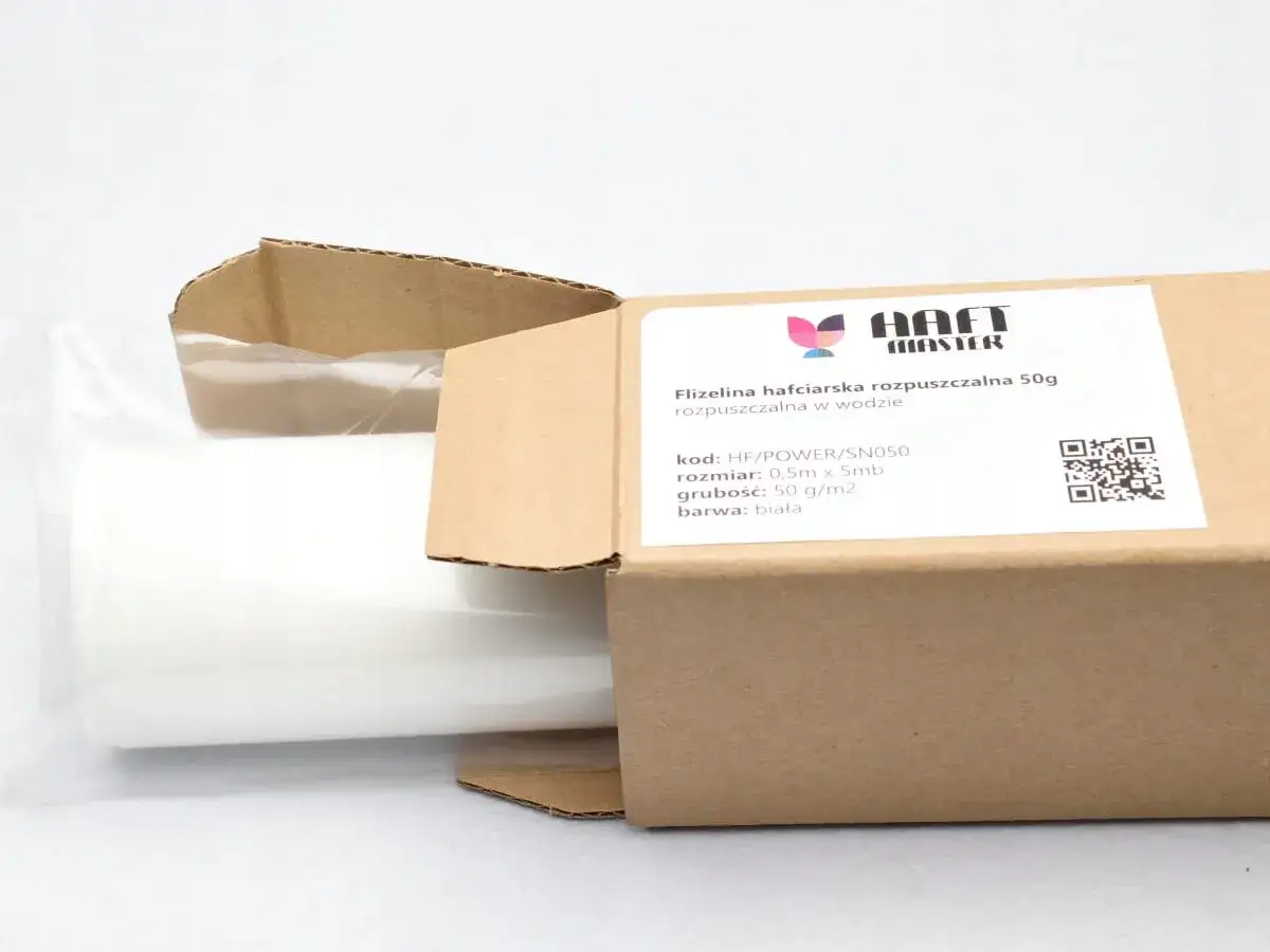 Biała flizelina hafciarska rozpuszczalna w wodzie, 50g, 0,5m x 5mb. Idealna do haftu, znika po kontakcie z wodą.