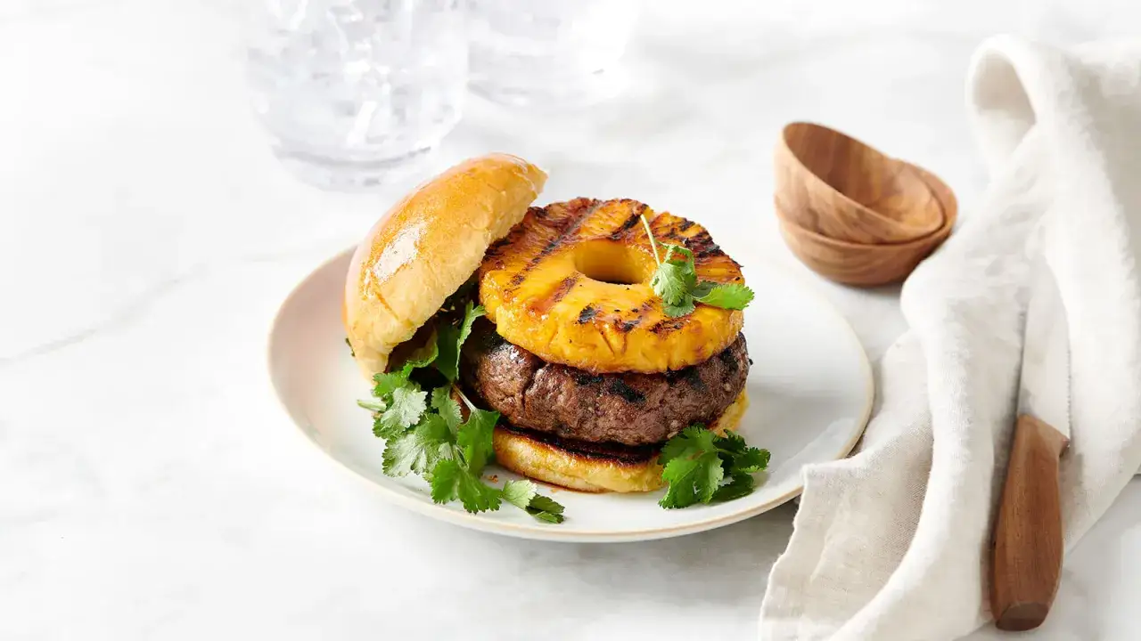 idealny burger hawajski przekrój