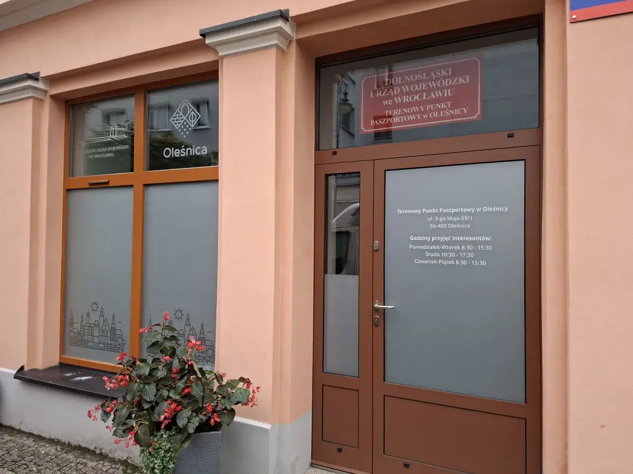 Terenowy Punkt Paszportowy w Oleśnicy, gdzie uiścić opłatę za paszport. Informacja o godzinach otwarcia.