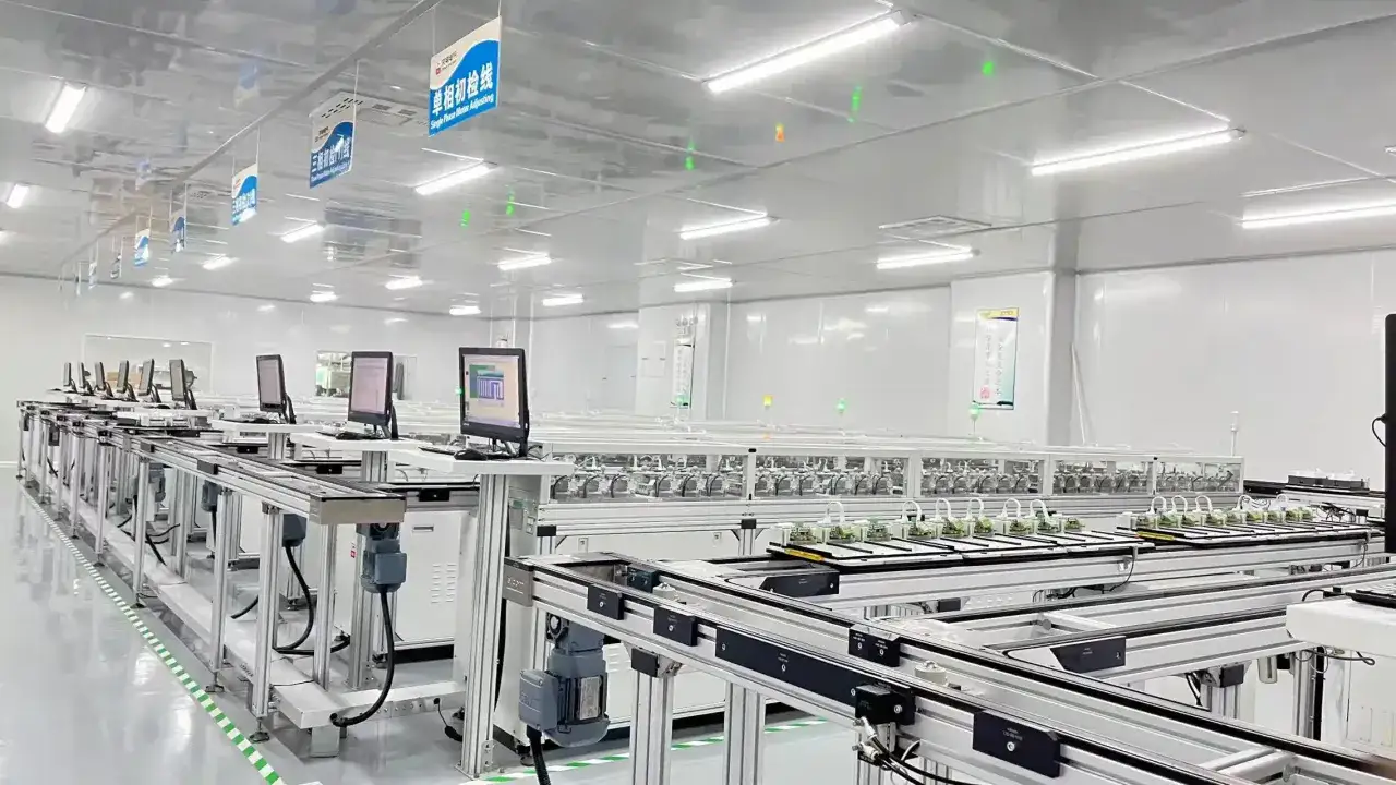 Nowoczesna linia produkcyjna, zautomatyzowana i zasilana przez przemysł 4.0, gotowa do masowej produkcji.