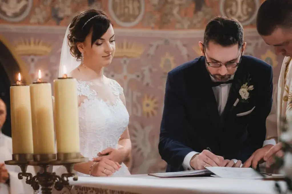 ksiądz wita parę młodą w kościele