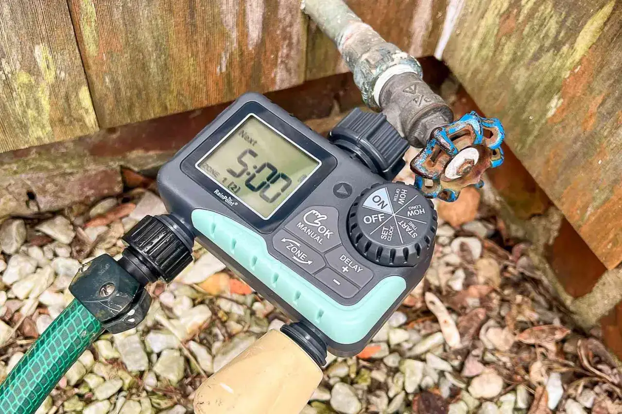 Digitale bewässerungsuhr zeigt 5:00 Uhr an, bereit für die Gartenbewässerung.