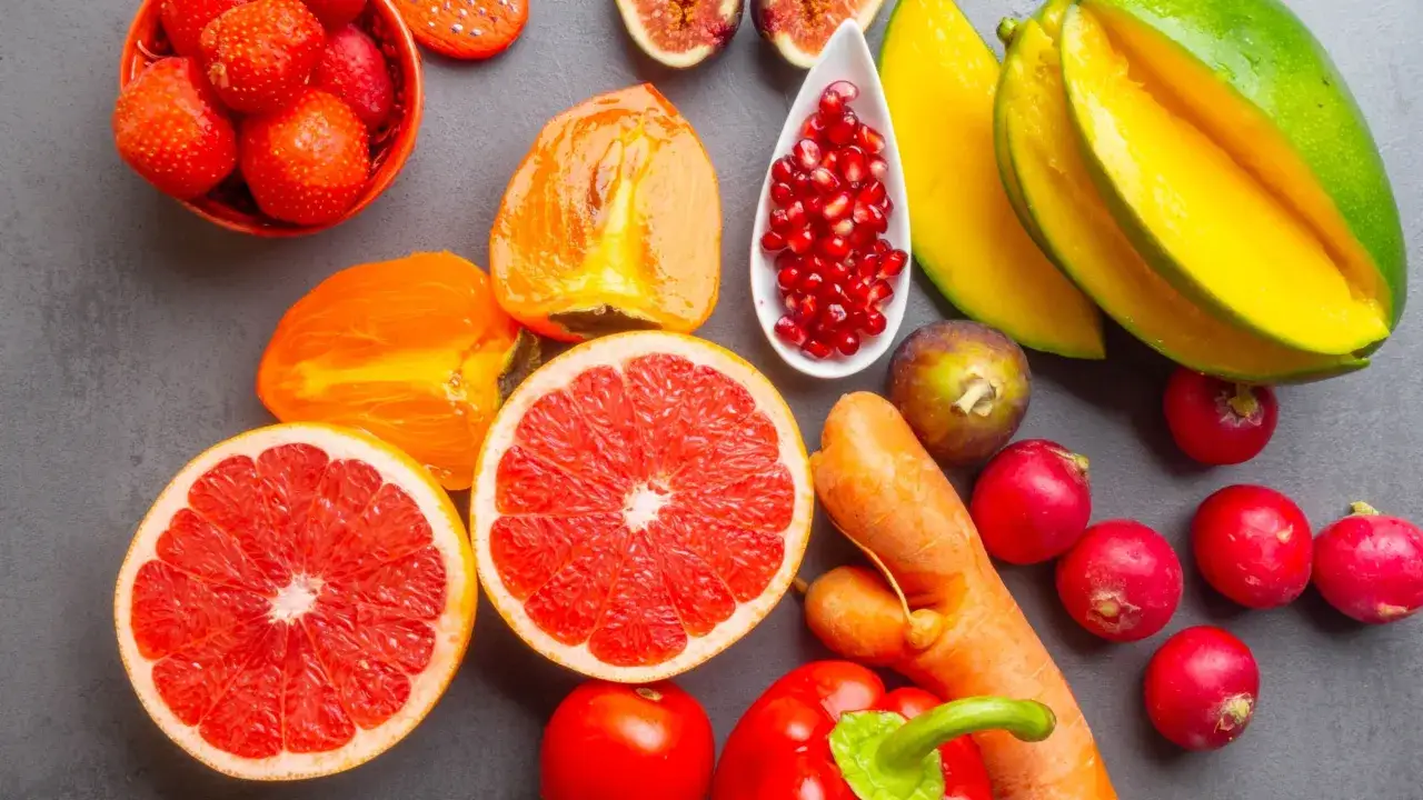 Kolorowe owoce i warzywa: truskawki, kaki, grejpfruty, mango, pomidory, rzodkiewki, marchewka, papryka, figi i granat. Wiele z nich, jak marchewka czy mango, zawiera zeaksantynę.