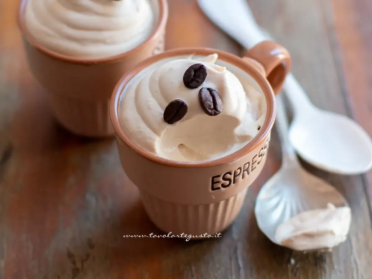 Deliziosa crema al caffè, servita in tazzine con chicchi di caffè sopra. Perfetta per una pausa golosa.