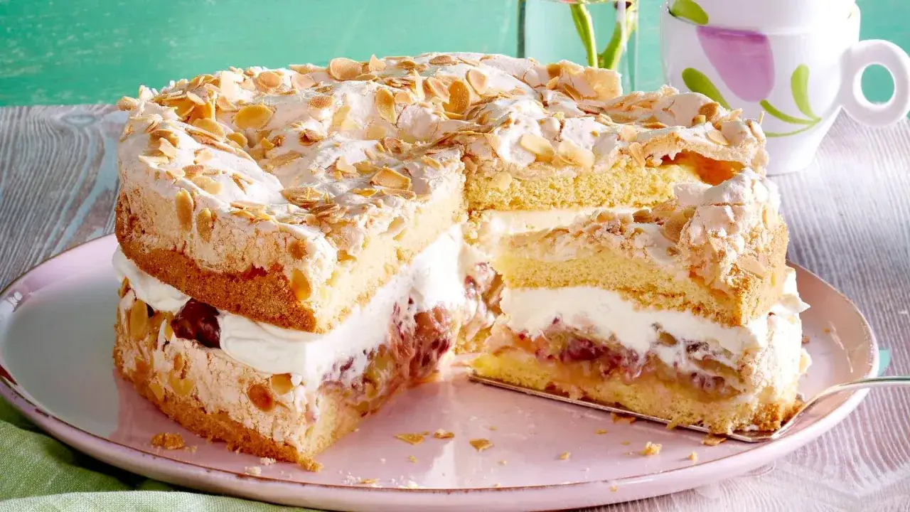 Eine k&ouml;stliche Stachelbeertorte, wie sie Landfrauen backen, mit Baiserhaube und Mandelbl&auml;ttchen.