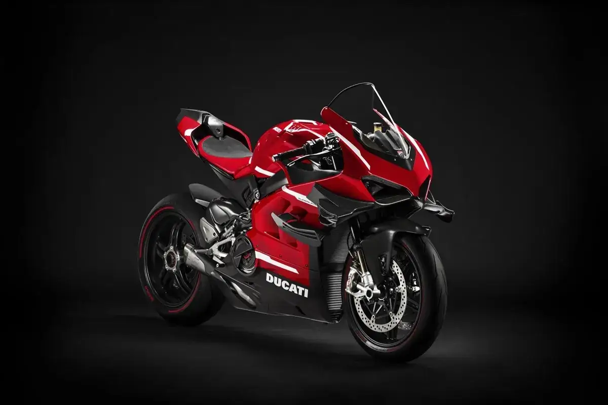 Ducati roja, una de las motos caras m&aacute;s deseadas, con l&iacute;neas aerodin&aacute;micas y detalles deportivos.