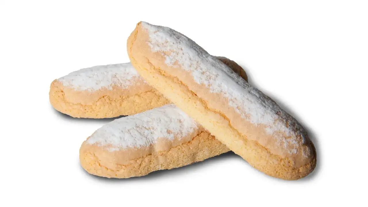 Trois biscuits cuill&egrave;res saupoudr&eacute;s de sucre glace, pr&ecirc;ts &agrave; &ecirc;tre tremp&eacute;s dans un caf&eacute; ou un tiramisu.