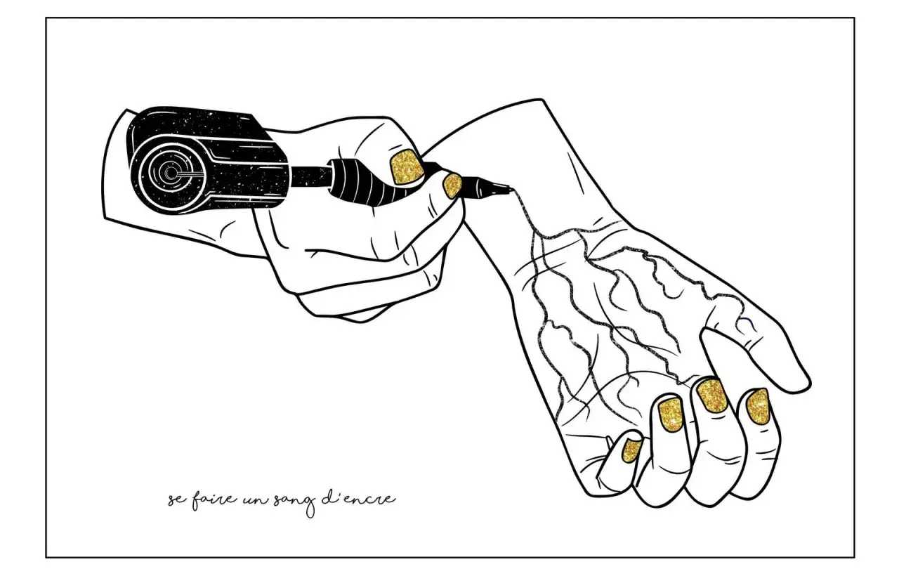 Main d'une personne aux ongles dorés, utilisant un stylo pour dessiner des veines sur son avant-bras. Une illustration qui évoque les vieilles expressions françaises, comme