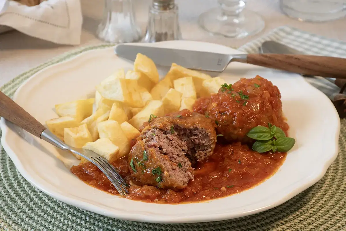 Filetes rusos jugosos en salsa de tomate, acompa&ntilde;ados de patatas fritas caseras. Un plato reconfortante.
