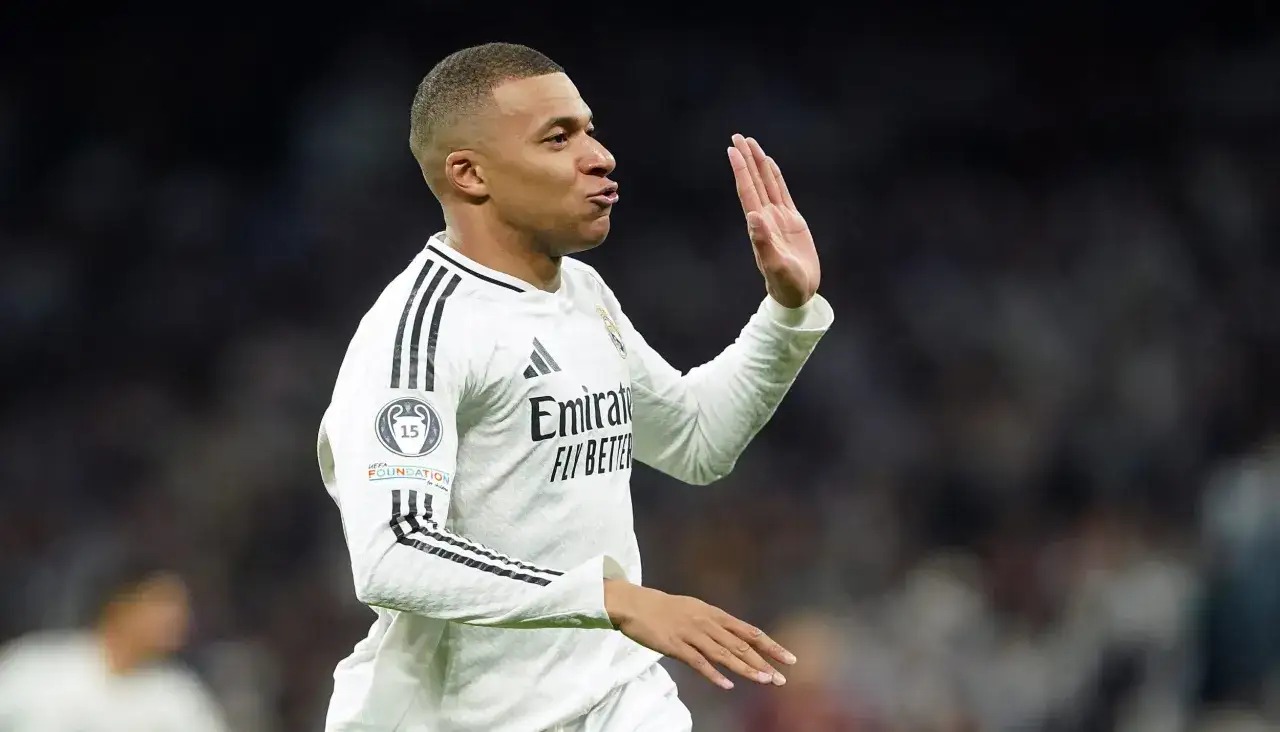 Kylian Mbappé, młody piłkarz, świętuje bramkę. Ile lat ma Mbappé? Ma 25 lat.
