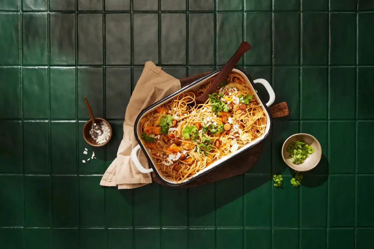 En stor ugnsform med spaghetti, pumpa och korv, perfekt f&ouml;r ett gott pastitio recept. Garnerad med f&auml;rsk persilja och l&ouml;k.