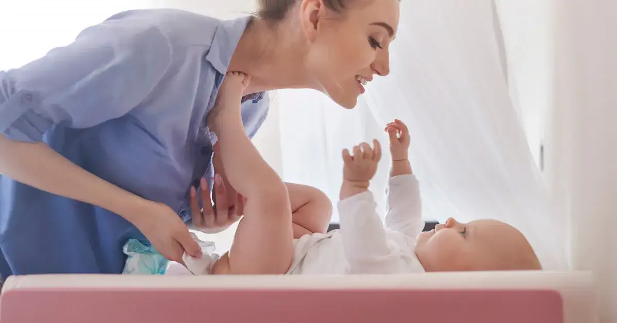 Zdjęcie Jak zakładać pieluchę tetrową na bioderka, aby zapewnić komfort dziecku
