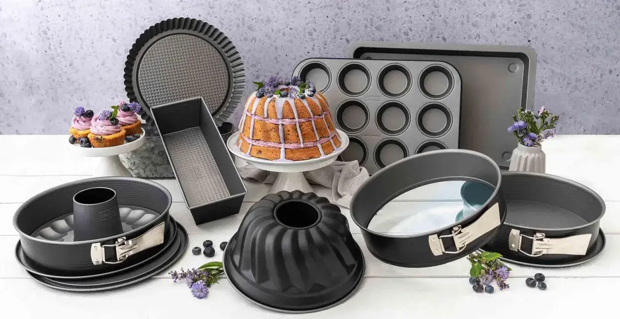 Ensemble de moules en acier pour p&acirc;tisserie, dont un moule &agrave; savarin, un moule &agrave; cake et des moules &agrave; muffins. Attention, le moule en acier peut &ecirc;tre chaud !