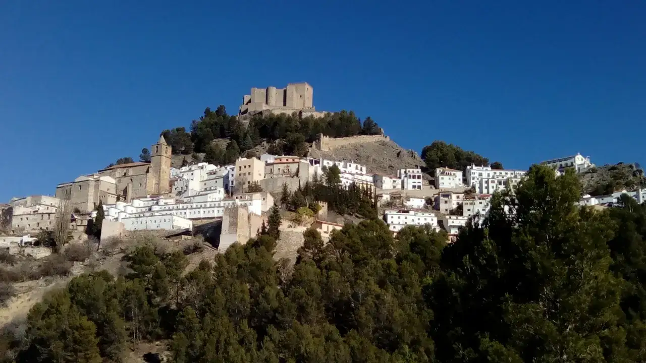Pueblo blanco con castillo en la cima, ideal para saber qu&eacute; ver en Segura de la Sierra.