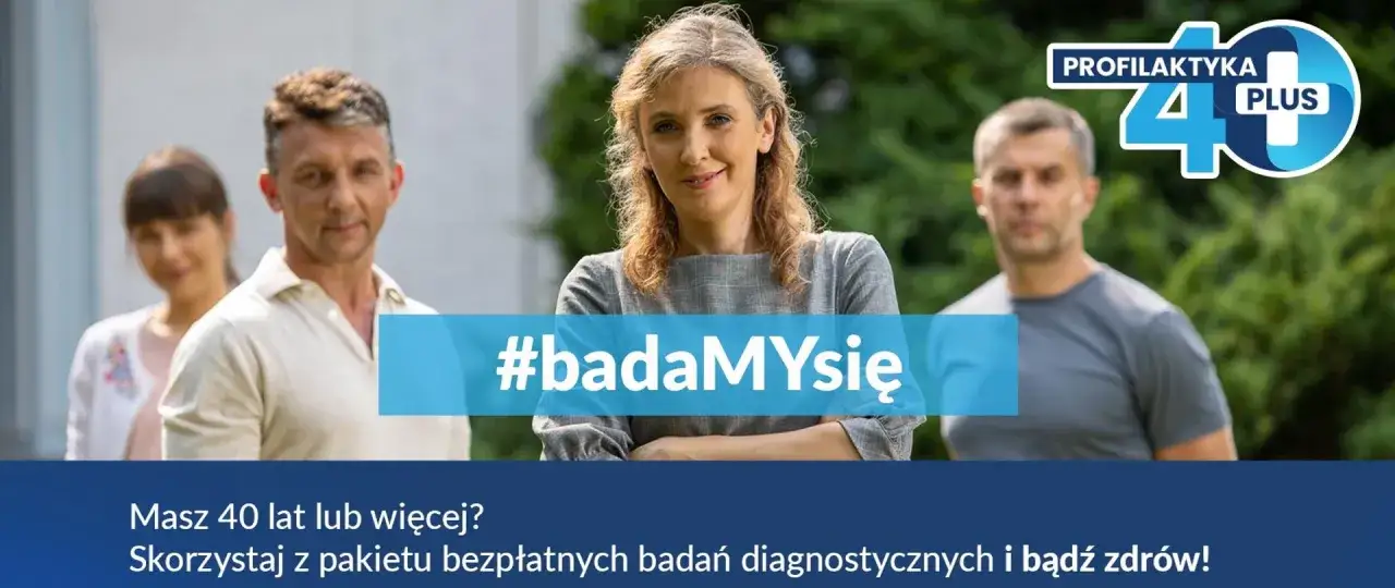 Zmęczona osoba pije kawę