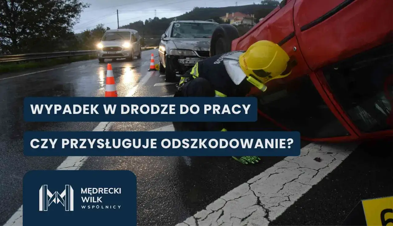 Wypadek w drodze do pracy. Strażak w żółtym kasku bada przewrócony czerwony samochód na mokrej drodze.