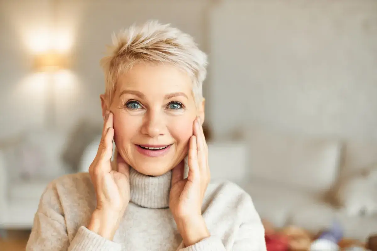 kobieta w średnim wieku uśmiechnięta, menopauza