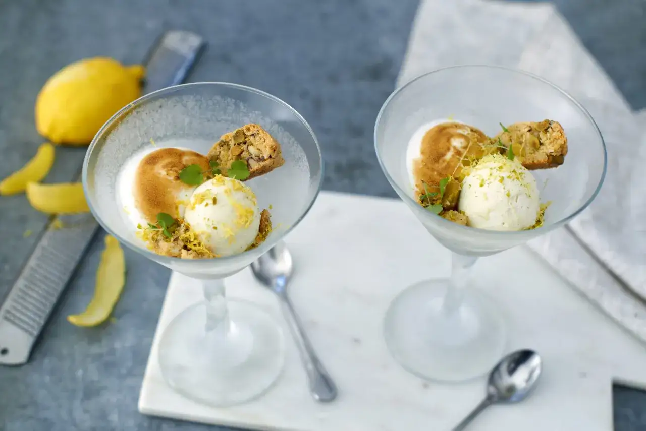 Tv&aring; glas med en l&auml;cker limoncello dessert, toppad med glass, mar&auml;ng och en biscotti.