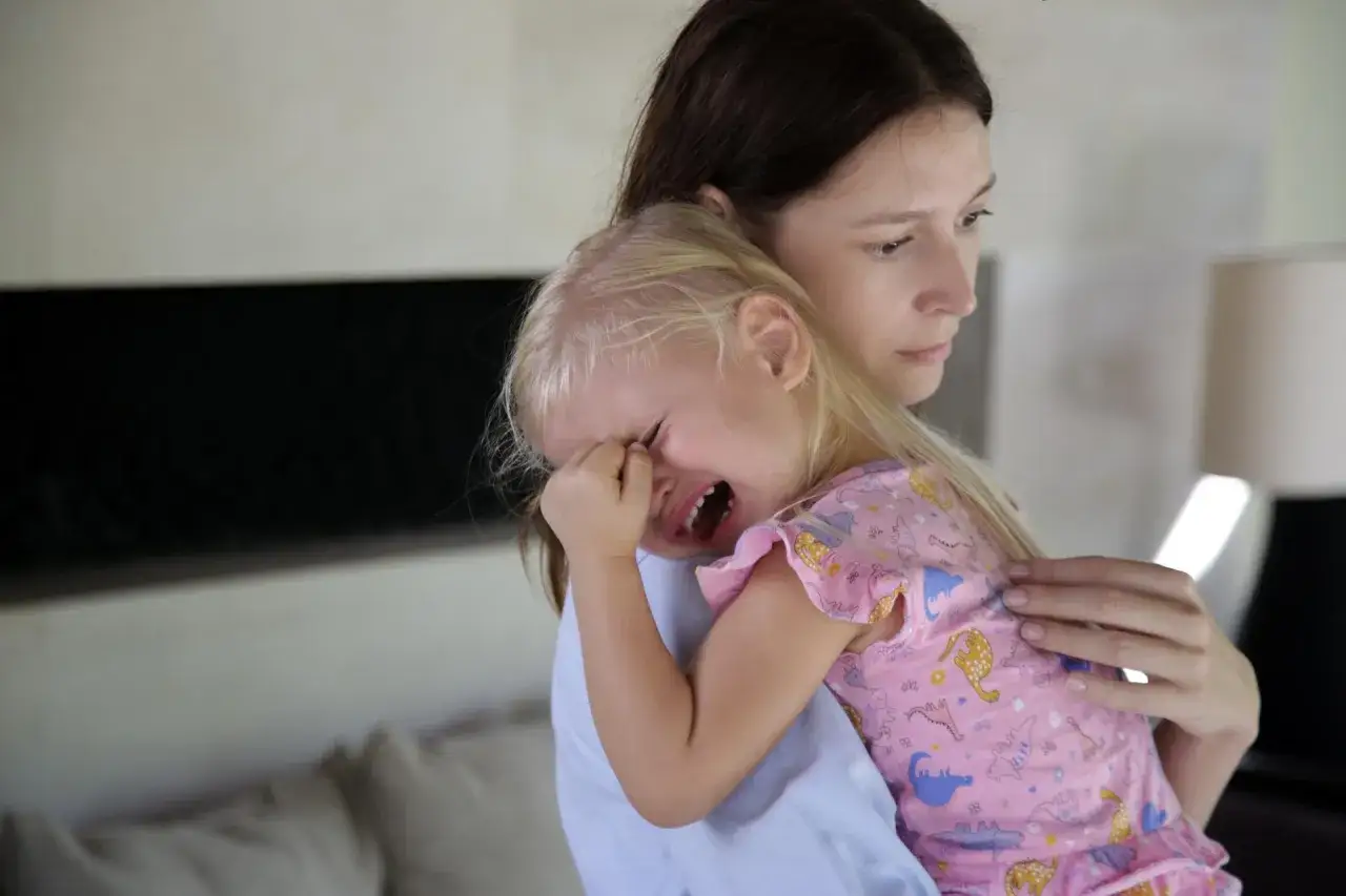 Smutna mama tuli płaczące dziecko. Co byś zrobiła gdyby dziecko przechodziło ciężko adaptację w placówce?