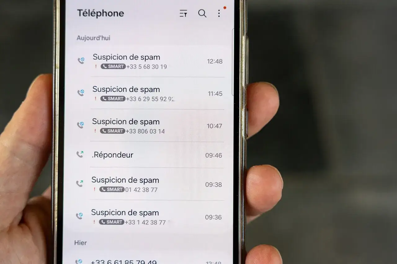 Liste d'appels sur un téléphone, montrant plusieurs 