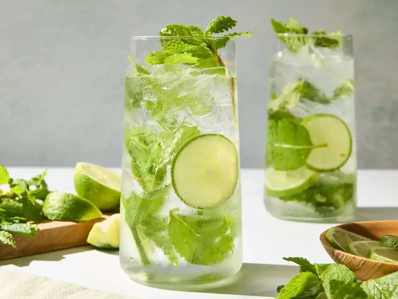 Orzeźwiający mojito drink ze spritem, z limonką i miętą, w szklance pełnej lodu.