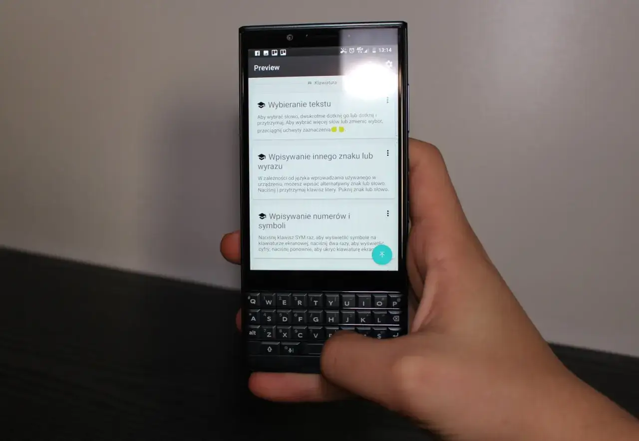 Blackberry najnowszy z ekranem dotykowym i fizyczną klawiaturą, wyświetla instrukcje obsługi klawiatury.