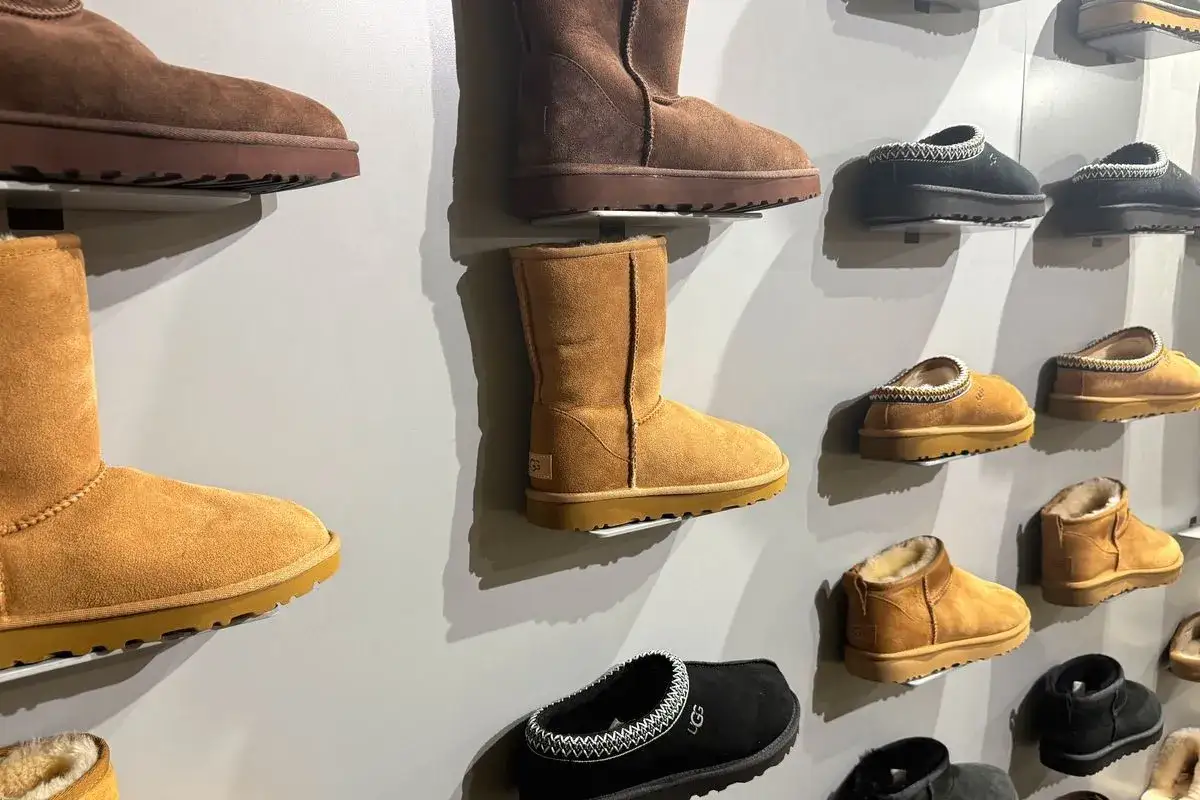 Ugg co to za firma? To marka znana z kultowych, ciepłych butów i kapci, idealnych na chłodne dni.