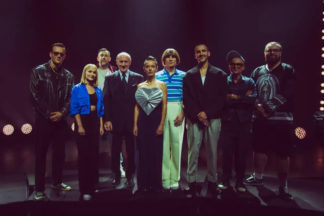 Grupa osób na scenie. Kleks, witajcie w naszej bajce 2023! Tekst na ekranie.