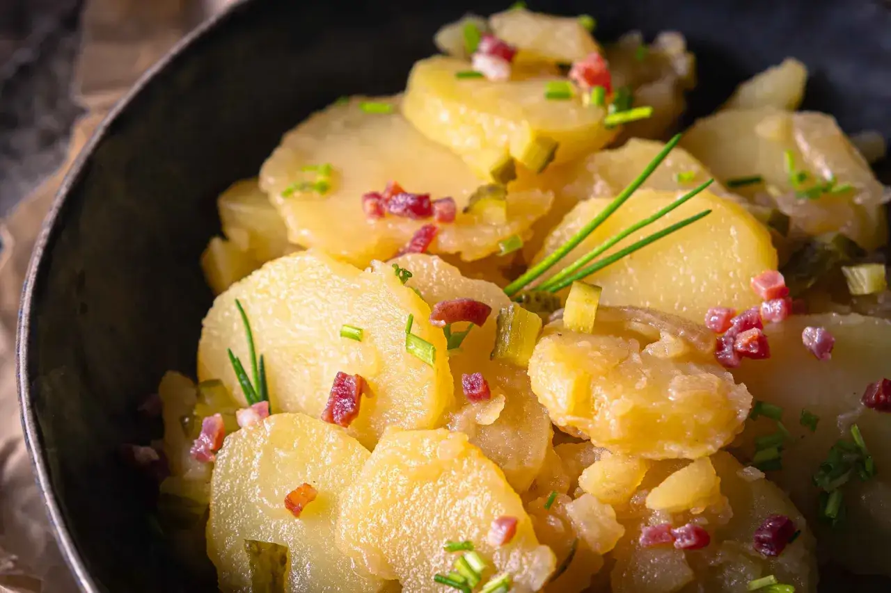 Ein köstlicher Kartoffelsalat, perfekt für jedes Grillfest. Dieses Kartoffelsalat Rezept ist einfach und schnell zubereitet.